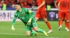 又献致命失误！王大雷黄油手送礼！国足0-2落后