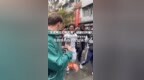 顶流网红“甲亢哥”成都行开播"<em>really</em> hot！”体验盖碗茶被烫嘴 喜剧感和热情度拉满