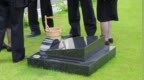 这些中国商人，掌控日本“死亡”