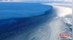 新疆赛里木湖现“半湖脂玉半湖蓝”美景