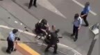 男子点燃摩托车欲寻衅滋事，目击者：保安、城管及群众合力制止他