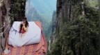 湖南一景区“悬崖睡床”引关注，景区：是打卡点不能过夜，参加者腰围不能超三尺