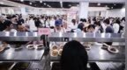 数千名游客挤满政府食堂！米饭蒸了1000多斤，饭碗都不够了