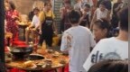 猫咪掉进火锅致多人被烫伤，店方：已赔数万元，会让肇事猫“打工”偿还