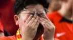 中国足球又闹笑话，场上输球球队中超垫底，场下球员挥拳要打球迷