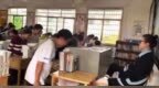 女教师为拍段子让学生鞠躬齐喊“总裁好”引争议 校方：已批评
