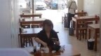 女子餐后将擦鼻涕纸扔进调料罐，当事店家：碗和罐子已经扔掉