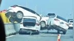 高速变道引发连环车祸，白车“骑”隔离栏压住另一车，江西交警回应