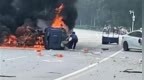 车辆起火司机被困，过路镇干部徒手掰门将人救出