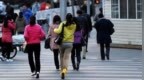 女子转身与男子相撞摔骨折获赔7万！走路也有“安全距离”？