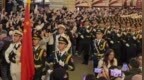 解放军仪仗队红场高唱抗日歌曲，留学生举出日本投降号外