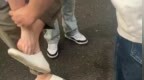 男子脚踩手机偷拍女生裙底，被两名小哥当场擒住！被抓后不停求饶
