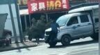官方通报“城管扒瓜车引擎盖遭拖行500多米”