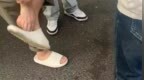 男子脚踩手机偷拍女生裙底，女生放弃报警，但法律不能放过