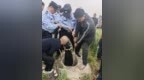 男子不慎坠深井安徽 萧县辅警倒挂入井救人