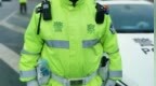 村民穿“警察”字样雨衣办丧事，官方通报