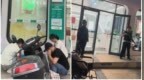 病重老人取钱时去世，家属：银行坚持要求本人到场，她当时眨眼都费劲