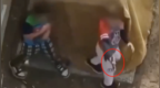视频：美国两名男童持枪与警察对峙