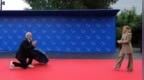 梅洛尼被2米阿尔巴尼亚总理“宠”，当众单膝跪地迎接，却惹争议