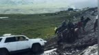 副乡长回应“游客车陷泥路新疆牧民骑马帮脱困”：没有收费，鼓励牧民做这种善事