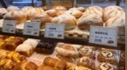 年轻人涌入医院买面包