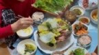 <em>韩国</em>普通家庭的一顿晚餐，原来韩国人吃饭真的会哇哇哇[淡淡的] @天秀