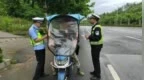 持续行动！上饶交警严查二三轮车不戴头盔、超员、闯红灯
