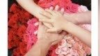 郑恺晒全家叠手照与苗苗纪念结婚五周年