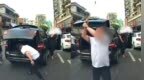 警方通报“奔驰车司机别停前车用高尔夫球杆狂砸”：已刑拘