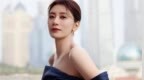 贾静雯穿蓝裙秀光滑美背，气质沉稳优雅诠释熟女魅力