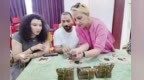 兰州外籍教师感受端午魅力：艾香融中外　巧手传非遗