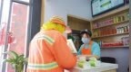 老人娃娃免费吃环卫工人一元购　这家暖心面馆火了