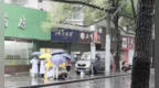 暴雨路滑七旬老人摔倒 热心市民及时伸出援手
