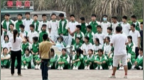 全班同学到医院和患癌同学拍毕业照，男生躺病床戴氧气罩位于C位