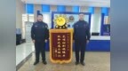 冰城公安英勇飞扑 成功挽救桥上轻生者