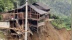 广西龙胜山洪泥石流救援现场：几幢木制房屋地基已基本悬空