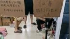超市悬挂“骑手与狗禁止入内”牌子，所属公司：员工个人行为，为泄愤