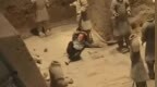 男子跳进兵马俑俑坑，目击者称他还推倒了两尊兵马俑