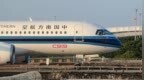 南航杭州飞深圳航班上充电宝冒烟，起飞15分钟后降落