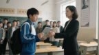 中学生举报同学带手机被打伤，法院判学校承担责任：不该鼓励举报
