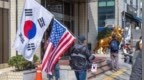大选前爆发反华潮，李在明民调暴跌，抗议者举美国旗，喊滚回中国