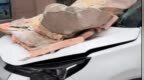 兰州8级大风吹落墙皮砸损小车，警方：车内人员未受伤