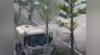 杭州一燃油车突然自燃 路过的洒水车秒变“消防车”
