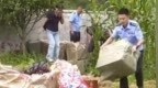 腐败分子的“藏金术”：房屋阳台“夹层藏钱”，地里“埋现金种玉米”