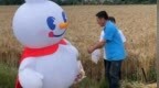 河南多地蜜雪冰城推出麦田配送，网友：“雪王”已“卷”到田间地头