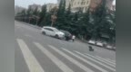 一社区女书记当街开车追撵女子撞上电瓶车 撞伤两路人