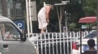 女子持械当街打砸多辆轿车，官方通报：系精神病发作