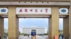 因猥亵被处分的男教师又在保卫处任职？央媒：“留口饭吃”也得讲规矩