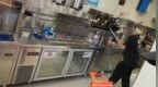 蜜雪冰城一女店长遇爆单忙到崩溃泣不成声？门店：她没啥事，跟家人吵架了
