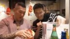 台湾网红“馆长”被投喂“大陆美食三件套”：泡面、茶叶蛋、榨菜